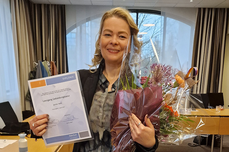 Sevinc Halci met diploma leergang Gebiedsregisseur